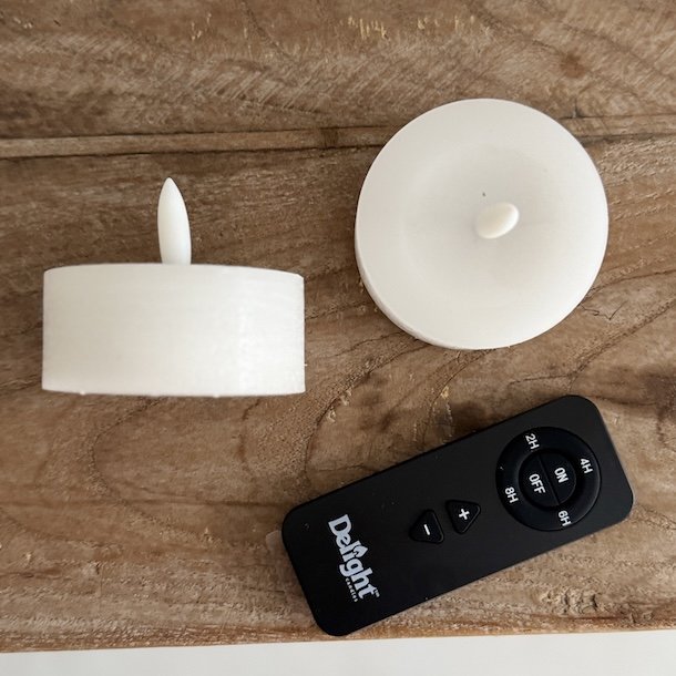 Store hvide LED fyrfadslys 2 stk. dia: 7 cm