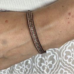 Hndvvet armbnd med perler-  pearl line BT 40