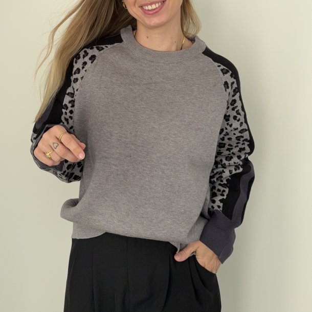 Strikbluse Leo Viskose, Polyeter og Nylon