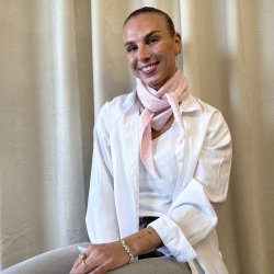 Strikket trekantet t�rkl�de Amor viskose