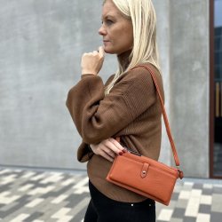 Clutch med crossbody rem