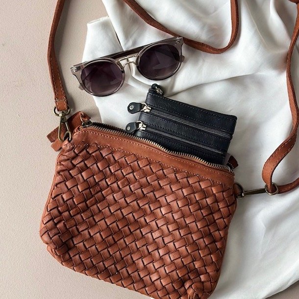 Crossbody med flet washed læder
