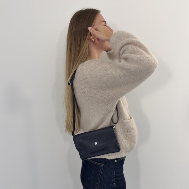 Crossbody clutch skind