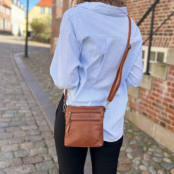 Crossbody lille Cow skind raw Cognac