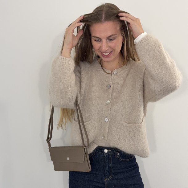 Crossbody clutch skind