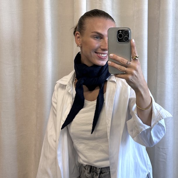 Strikket trekantet t�rkl�de Amor viskose