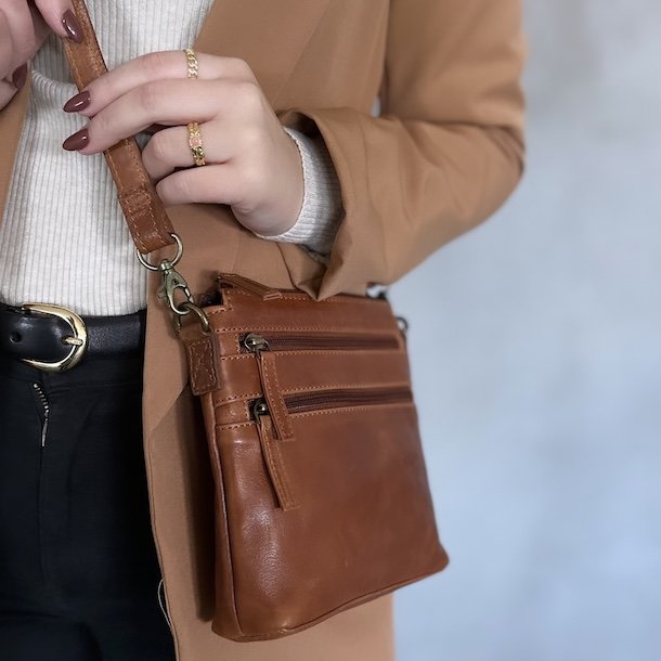 Crossbody lille Cow skind raw Cognac