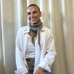 Strikket trekantet t�rkl�de Amor viskose