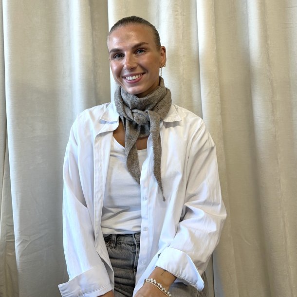 Strikket trekantet t�rkl�de Amor viskose
