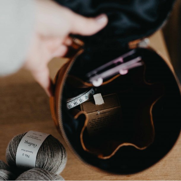 Strikketaske /toilettaske Saturn lder cognac