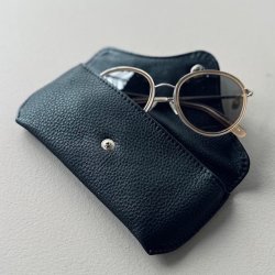 Brilleetui cow  sort Skind