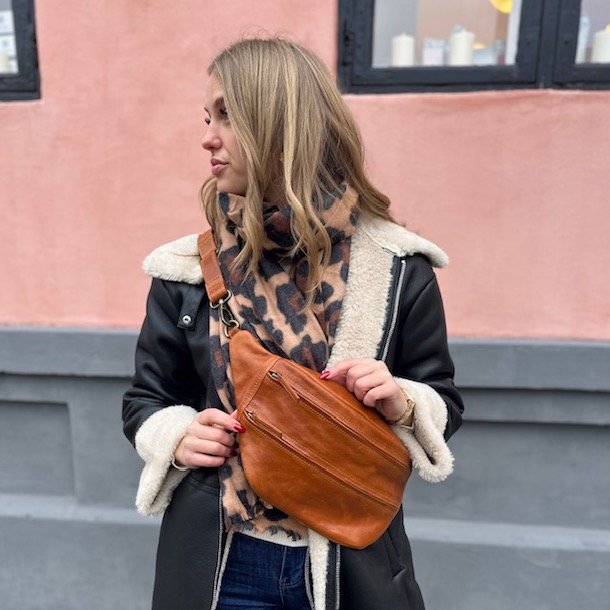 Large bltetaske COW Raw cognac skind