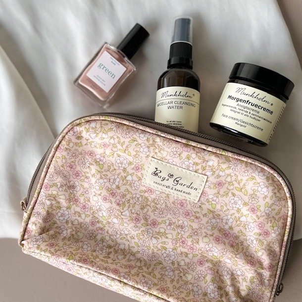 Toilettaske flora mellem blomst