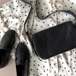 Crossbody med klap sort