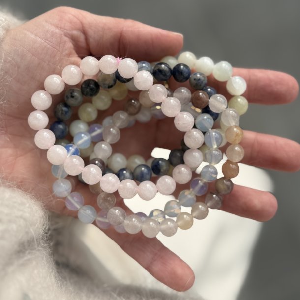 Armbnd med mineral perler