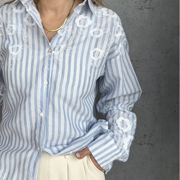 Skjorte Alma stribet med hvid broderi str. S-XL