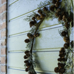 Krans  med kogler og sne dia: 40 cm