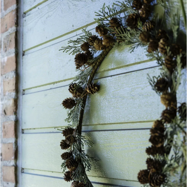 Krans  med kogler og sne dia: 40 cm