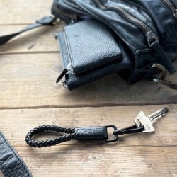 Kort nglesnor til nglering COW - flettet skind black