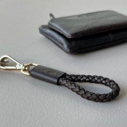Kort nglesnor til nglering COW - flettet skind kaffe