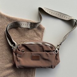 Taske med trendrem nylon