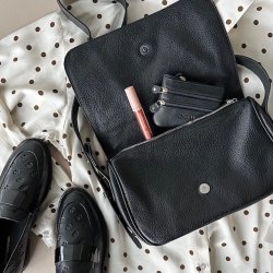 Crossbody med klap sort