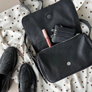 Crossbody med klap sort