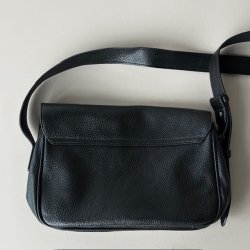 Crossbody med klap sort