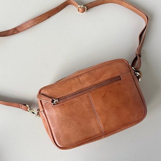 Crossbody med frontlomme retro cognac skind