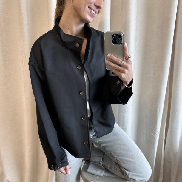 Kort Emma jakke med elegant snit 