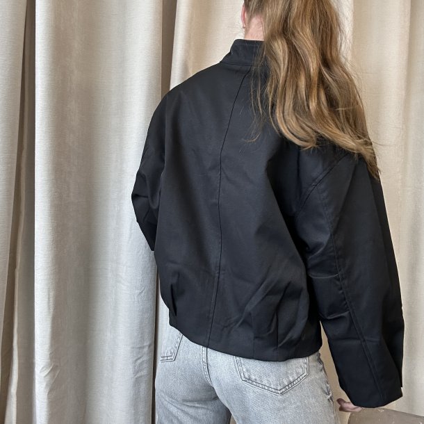 Kort Emma jakke med elegant snit 