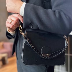 Lille crossbody med halv cirkel spnde 