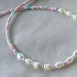Spansk halskde med perler pastel