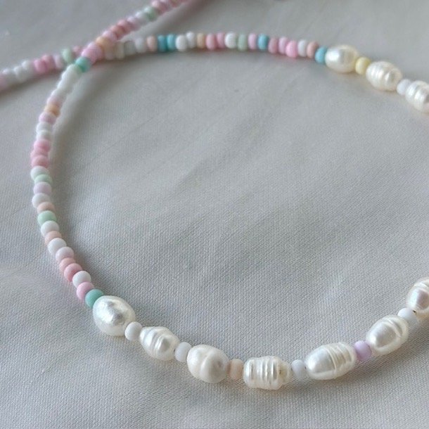 Spansk halskde med perler pastel