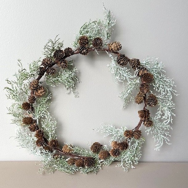 Krans  med kogler og sne dia: 40 cm