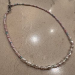Spansk halskde med perler pastel