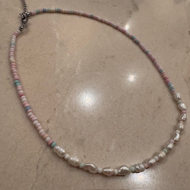 Spansk halskde med perler pastel