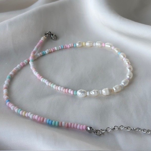 Spansk halskde med perler pastel