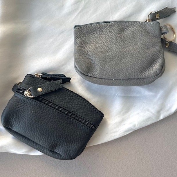 Lille pung dusty med nglering skind