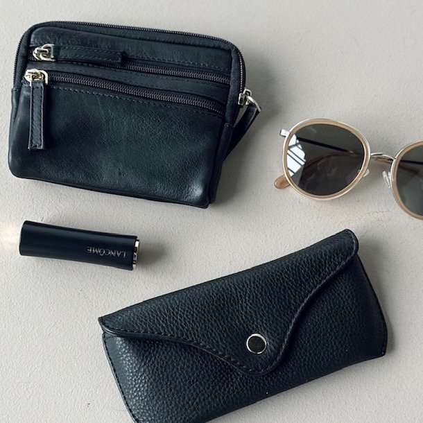 Stor pung til pas og brilleetui COW sort skind