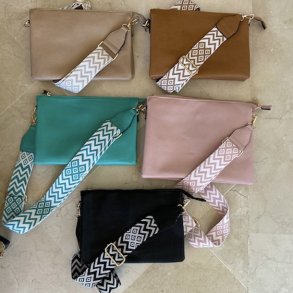 Crossbody med mange rum og trendrem