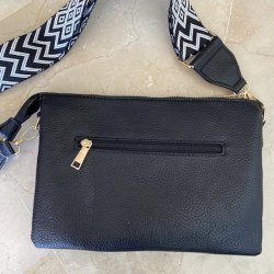 Crossbody med mange rum og trendrem