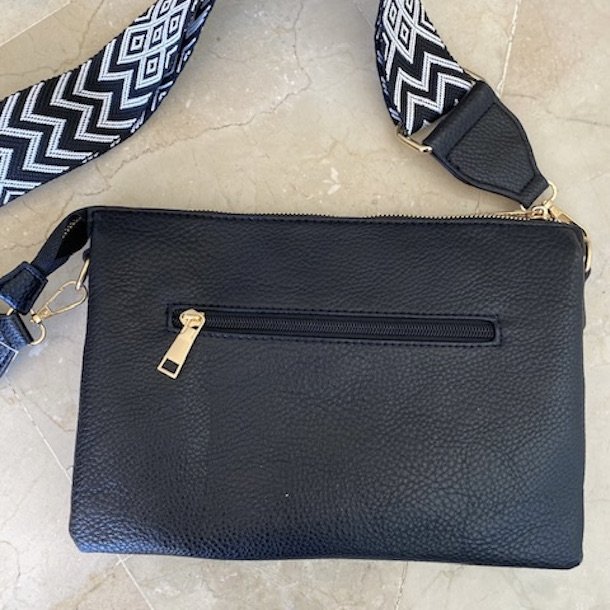 Crossbody med mange rum og trendrem