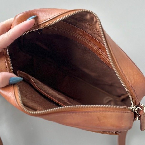 Crossbody med frontlomme retro cognac skind