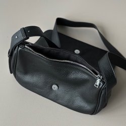 Crossbody med klap sort