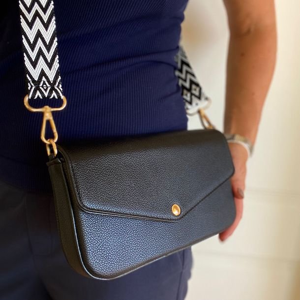 Lille crossbody sort med trendrem