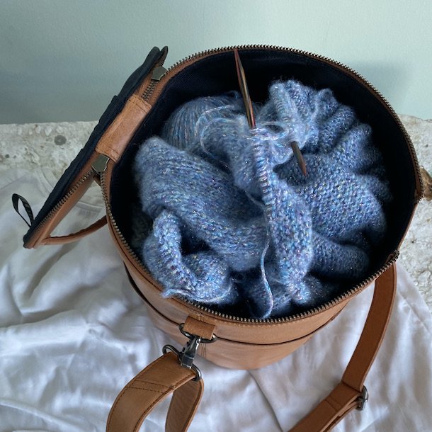 Enturn stor strikketaske skind