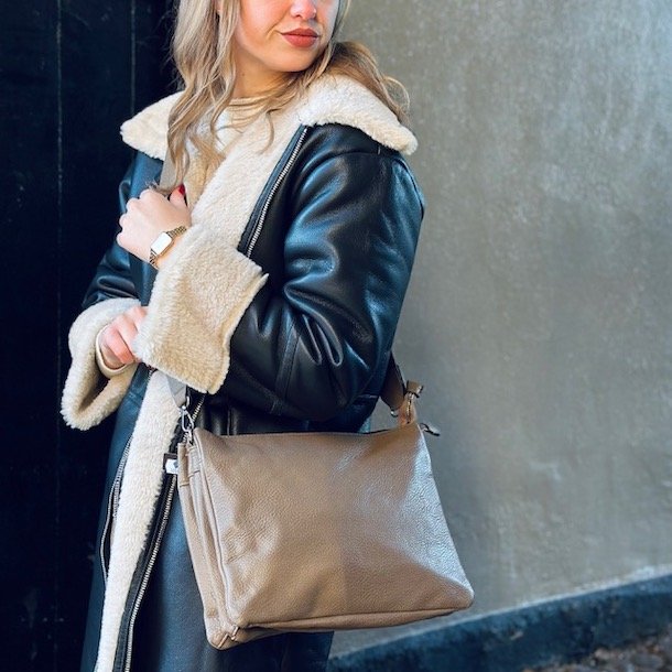 Crossbody med kanvas rem og mange rum