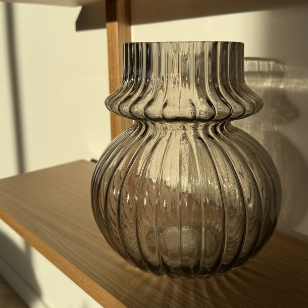 Vase med rille H 20 cm varm gr� glas