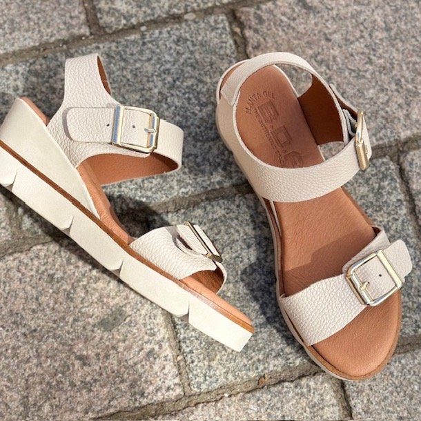 Sandal med kilehl elfenben skind